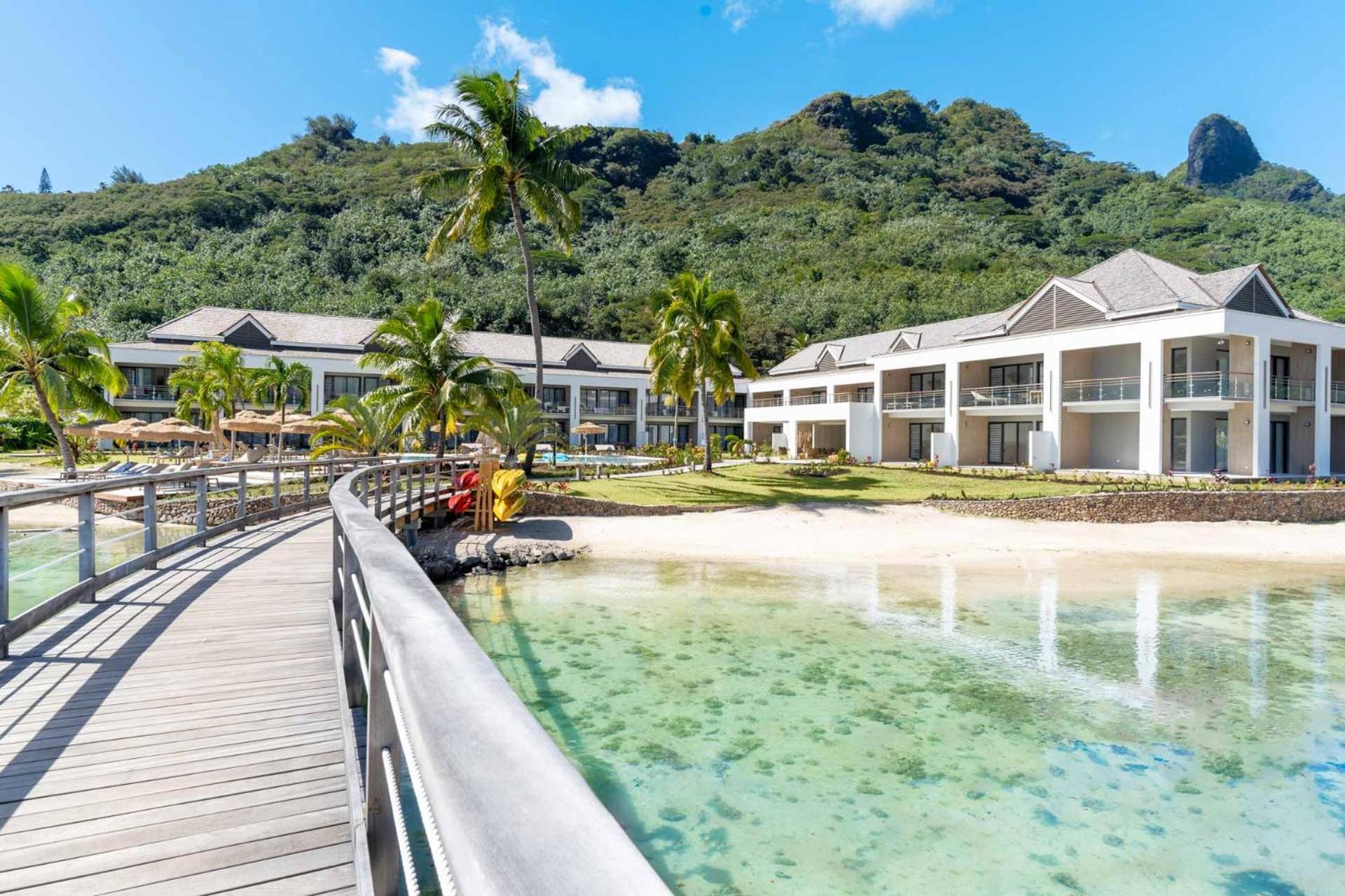 Cook'S Bay Hotel & Suites Paopao Exterior foto
