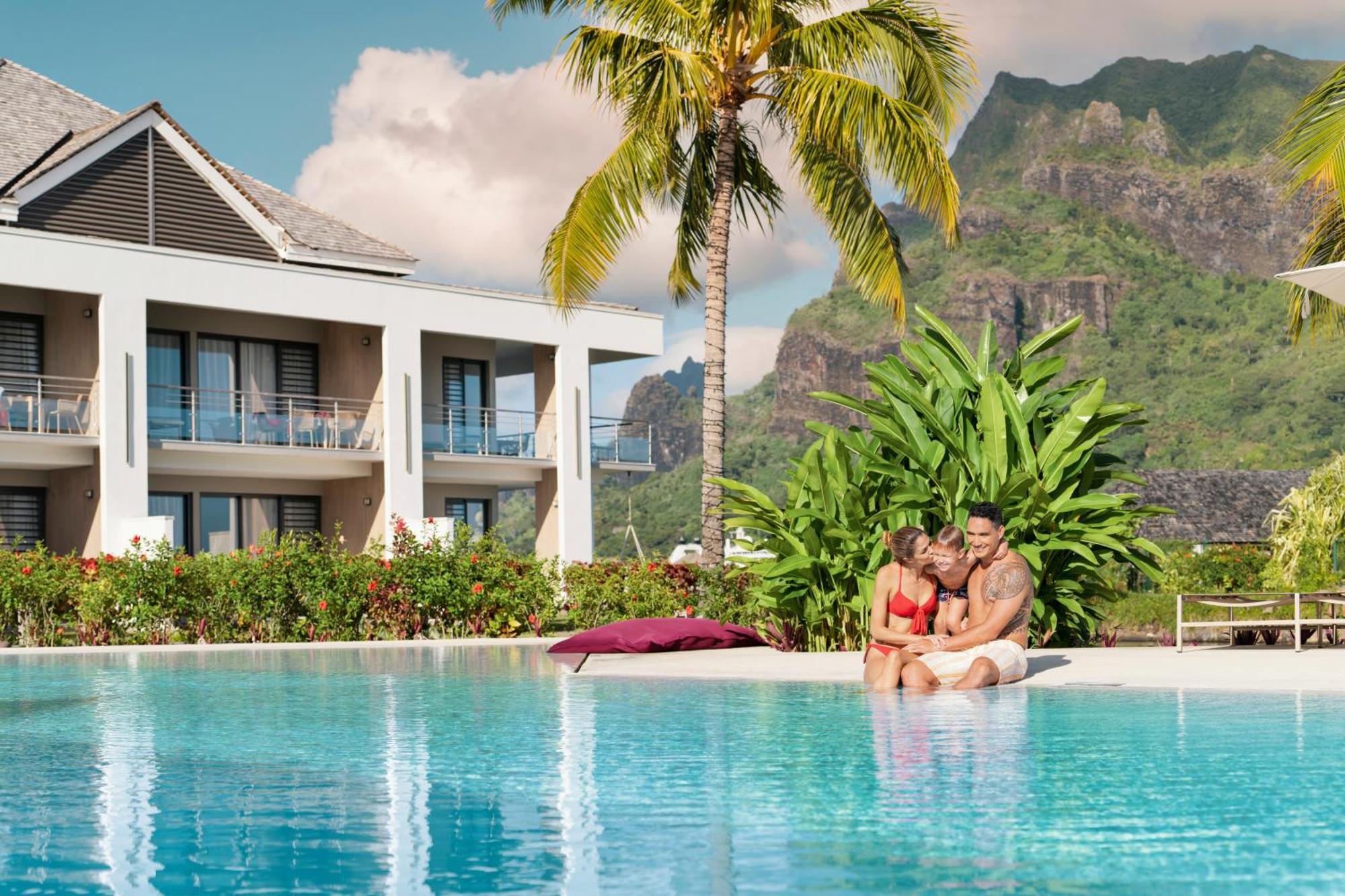 Cook'S Bay Hotel & Suites Paopao Exterior foto